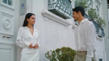 Romantik aşıklar sokak buluşması. Latin flörtçü çift, el ele tutuşup, şehir geçmişiyle ilgili konuşuyorlar. Mimaride konuşan gülümseyen kadın. Sevgili sevgili birlikte eğleniyor.