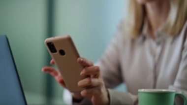 İş kadını elleri içerideki telefonlara cevap veriyor. Kapıları kapatın. Boş bir iş yerinde cep telefonundan konuşan bir kadının duygusal tepkisi sürpriz oldu. Heyecanlı lider cam duvarın içinde başarının tadını çıkarıyor.