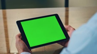 Yönetici elleri ofiste kapalı çekimde kromakey tablet kullanıyor. Borsa kripto verilerini sahte bilgisayardan kontrol eden bilinmeyen bir çalışan. Tanımlanamayan adam profesyonel görünümlü dijital cihaz ekranı