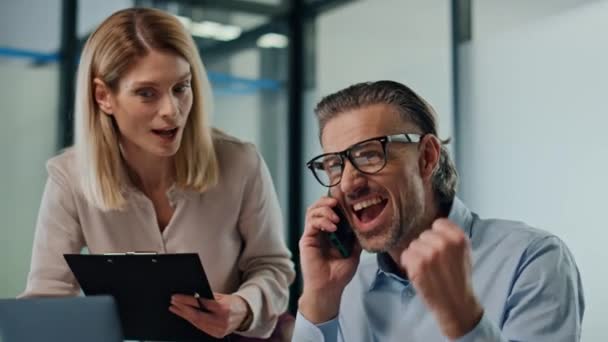 Başarılı Ortaklar Ofiste Zaferi Yakın Planda Kutluyor Çok Mutlu Arkadaşları — Stok video