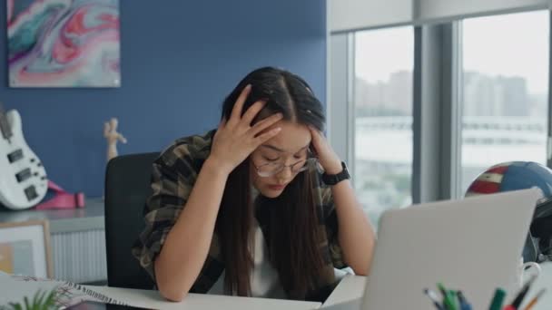 Aufgebrachte Designer Erklären Laptop Büro Chat Nahaufnahme Besorgter Startuper Entschuldigt — Stockvideo