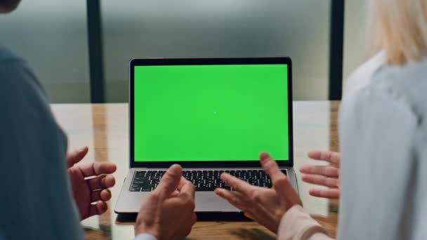 Arkadaşları Ofiste Kol Hareketi Yapan Yeşil Ekranlı Bilgisayarı Ele Veriyor — Stok video