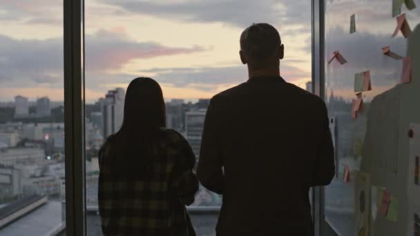 Genç Arkadaşları Karanlık Ofisin Yakınından Konuşuyor Tanınmayan Meslektaşlar Panorama Penceresi — Stok video