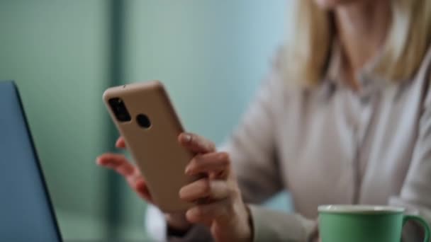 Руки Бізнес Леді Відповідають Телефонний Дзвінок Приміщенні Крупним Планом Здивована — стокове відео