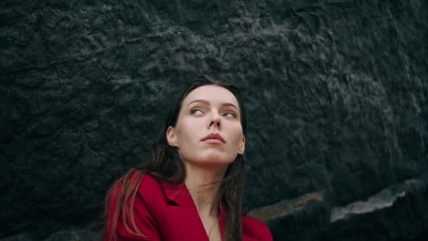 Närbild Allvarlig Snygg Dam Röd Elegant Kostym Poserar Kameran Tryggt — Stockvideo