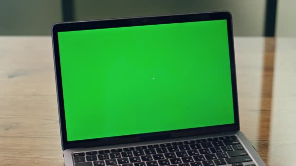 Дама Використовує Зелений Ноутбук Офісі Крупним Планом Анонімна Бізнес Леді — стокове відео