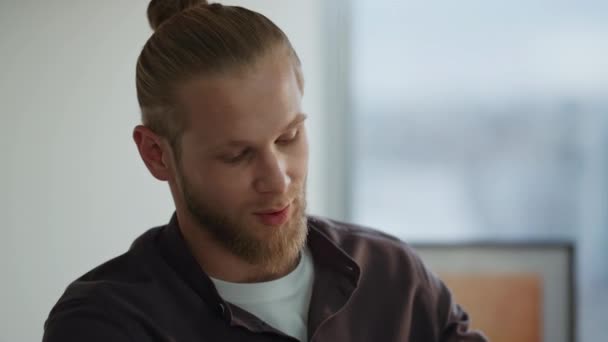 Positive Man Talking Evening Office Portrait Bearded Developer Telling Colleague — Stock Video