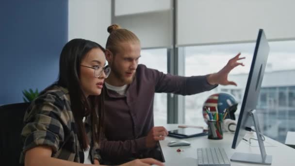 Några Frilansare Konverserar Avlägsen Arbetsplats Närbild Fokuserade Startupers Brainstorming Tillsammans — Stockvideo