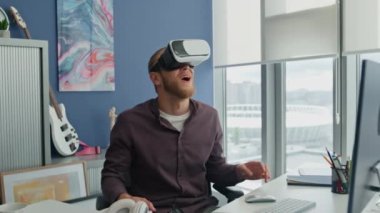 Ofiste 3D oyunu keşfeden hayret verici bir adam. Heyecanlı serbest yazar hipster odasında sanal siber uzay filmi izliyor. VR gözlüklü öğrenci panoramik pencerelerde modern aletlerle vakit geçiriyor. 