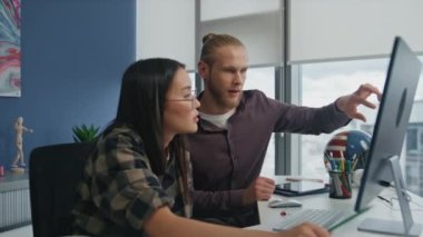 Yaratıcı öğrenciler merkezdeki monitörden konuşuyorlar. Becerikli serbest çalışanlar panoramik pencerelerde bilgisayar ekranına işaret veriyorlar. Modern mekanda çalışan odaklanmış yöneticiler. Tartışma konsepti 