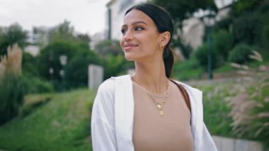 Hassas model park alanının yakınından geçiyor. Neşeli kaygısız kadın doğayı inceliyor, elini kaldırıyor. Yalnız başına botanik bahçesinin tadını çıkaran tatmin olmuş İspanyol kadın. Gülümseyen kız mesafeyi arıyor