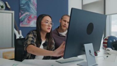 Modern ofis kapanışında bilgisayardan bahseden ciddi programcılar. Yazılım mühendisleri şehir manzaralı dairede proje oluşturuyorlar. Monitörde fikirleri paylaşan iki yönetici. İşbirliği kavramı 