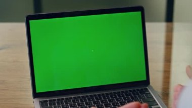 Hanımefendinin elleri yakın çekimde Chromakey bilgisayarı arıyor. Bilinmeyen yönetmen içerideki yeşil ekranda görüntülü konuşma yapacak. Tanımlanamayan iş kadını, Mockup Cihazı 'nda online görüşme yapıyor. 