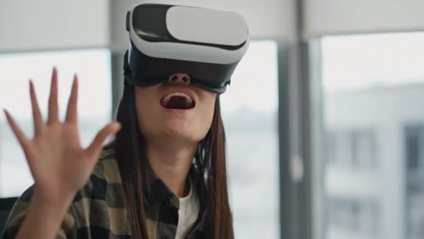 Gelukkige Vrouw Die Virtual Reality Kijkt Kantoor Afstand Opgewonden Meisje — Stockvideo