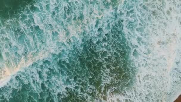 Luchtfoto Rustige Oceaan Golven Spatten Zand Kustlijn Waardoor Wit Schuim — Stockvideo