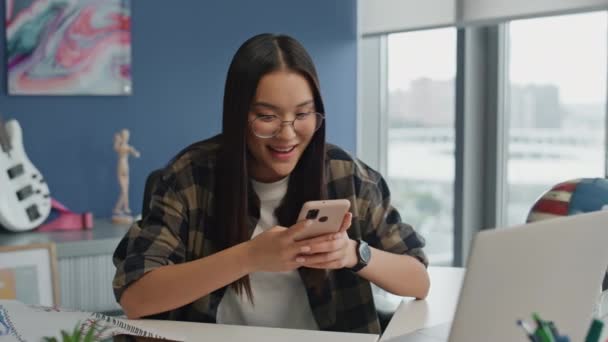 Ofiste Akıllı Telefonlara Mesaj Atan Neşeli Bir Kadın Gülümseyen Kız — Stok video