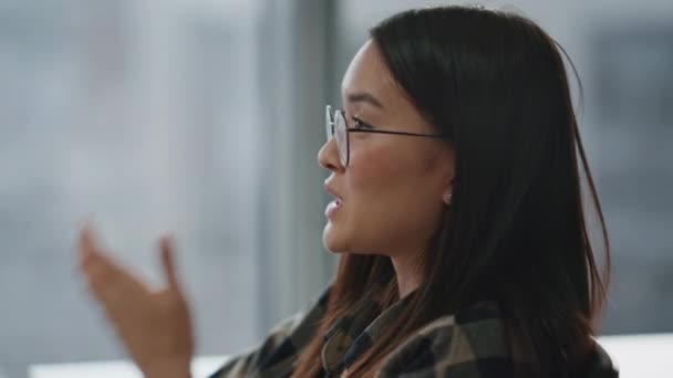 Wanita Emosional Yang Berbicara Jendela Potret Kantor Perancang Gestur Menjelaskan — Stok Video