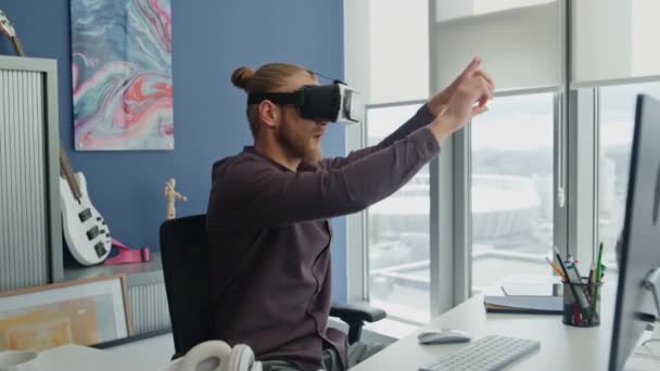 Flaması Evde Metaverse Simülasyon Oynuyor Gelecekçi Adam Dijital Gözlüklerle Artırılmış — Stok video