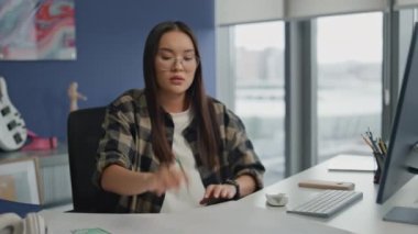 Kızgın metin yazarı masa başı işyerine kalem atıyor. Sinirli kadın, büyük pencereli dairede kötü iş sonuçları alıyor. Hüsrana uğramış acemi, kağıda çizik atıyor. Kızgın kız stresli hissediyor.