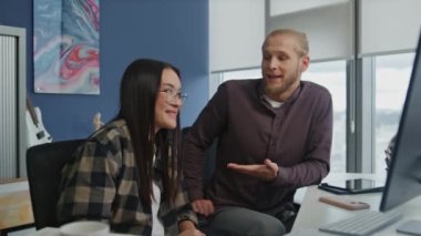 Pozitif blog yazarları hipster 'ın yakın çekimlerinde monitör sallıyorlar. İnternetteki röportajda kendini tanıtan Asyalı bir kadın. Modern işyeri videosunda gülümseyen öğrenciler konuşuyor. Uzaktan konuşan iki genç.