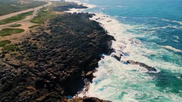 Blauwe Oceaan Golven Schuimende Breken Stenige Kustlijn Zonnige Zomerdag Drone — Stockvideo