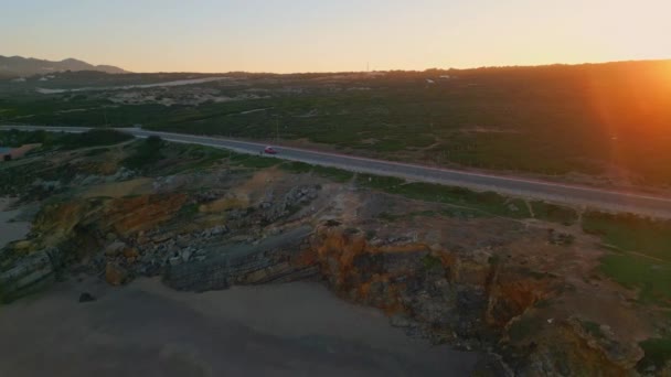 Drone Sköt Pittoreska Asfaltvägen Vacker Natur Sommar Solnedgång Ensam Bil — Stockvideo