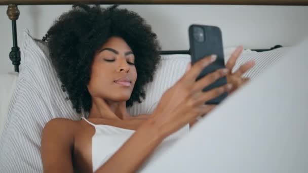 Hermosa Modelo Haciendo Selfie Primer Plano Cama Afro Americana Relajada — Vídeo de stock