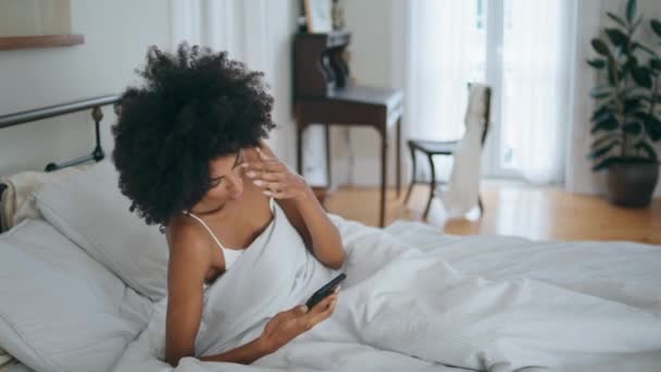 베개를 떨어뜨리고 시간을 확인하면서 부드러운 침대에서 좌절감에 여자가 불면증으로 잠자리에 — 비디오