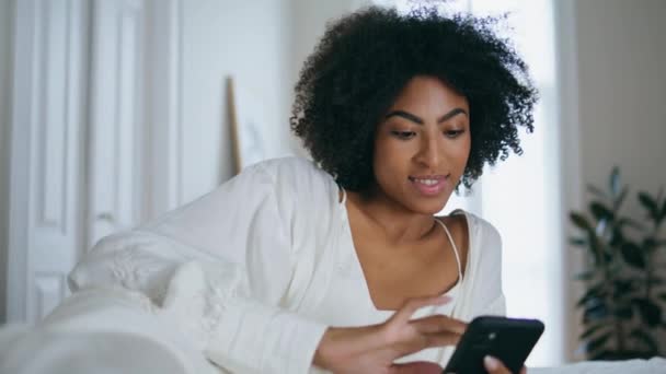 Šťastný Model Klepání Obrazovku Smartphone Hotelu Detailní Tmavá Kůže Usměvavá — Stock video