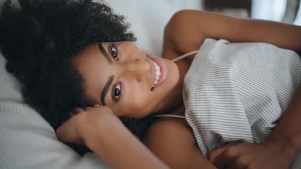Retrato Quarto Despertar Senhora Feliz Mulher Saudável Relaxando Closeup Cama — Vídeo de Stock