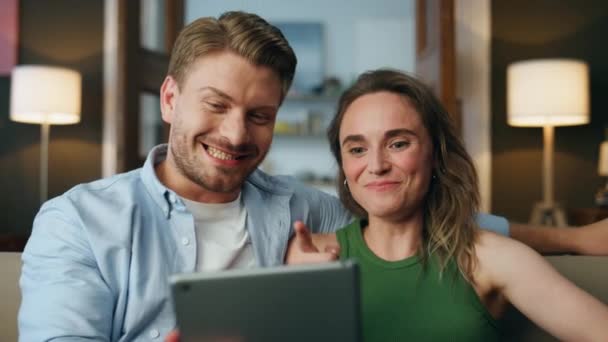 Pecinta Tertawa Menonton Tablet Komedi Dekat Rumah Pria Wanita Yang — Stok Video