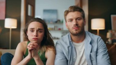 Endişeli çift oturma odasında film izliyor. Gergin erkek arkadaş, ilginç TV şovu Pov View 'da geçen film olaylarına empati kuruyor. Üzgün çift televizyon seyrediyor. Kanepe kapanıyor.