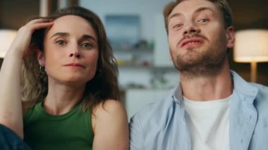 Pov kaygısız eşler içeride birlikte konuşuyorlar. Rahat kız arkadaş akşam televizyon kanepede oturup film izlemeyi tartışıyor. Dinlenen pozitif çift oturma odasındaki iletişimin keyfini çıkarıyor.