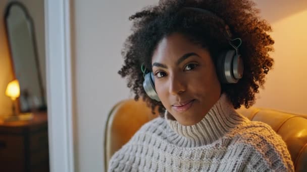 Headphones Senhora Sorrindo Câmera Retrato Poltrona Mulher Afro Americana Feliz — Vídeo de Stock