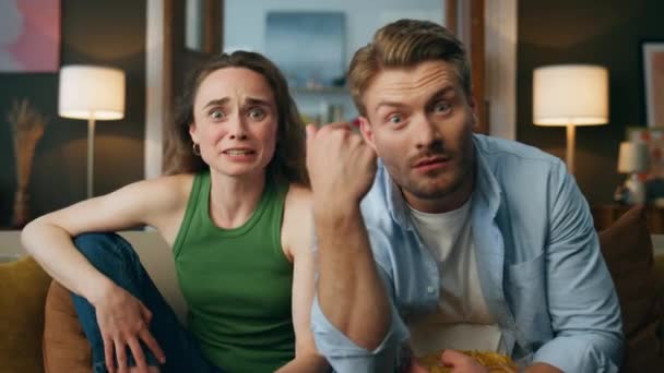 Pasangan Bersemangat Mendukung Sepak Bola Menonton Televisi Dalam Ruangan Pov — Stok Video