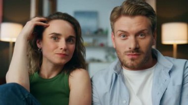İnanılmaz ortaklar kapalı mekan televizyon programının keyfini çıkarıyorlar. Rahat bir eş, evde oturup birlikte resim çekilen ilginç filmleri tartışıyor. Ev aşıkları rahat apartman dairesinde cips yiyorlar.