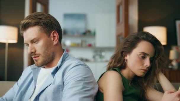 Gros Plan Duo Sérieux Assis Maison Homme Impliqué Femme Couple — Video