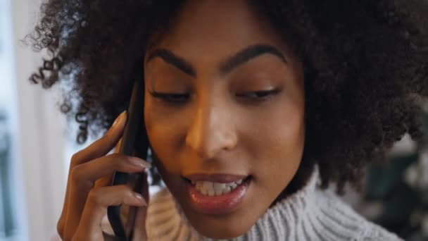 Positive Frau Telefoniert Smartphone Hause Aus Nächster Nähe Lockig Lächelnde — Stockvideo
