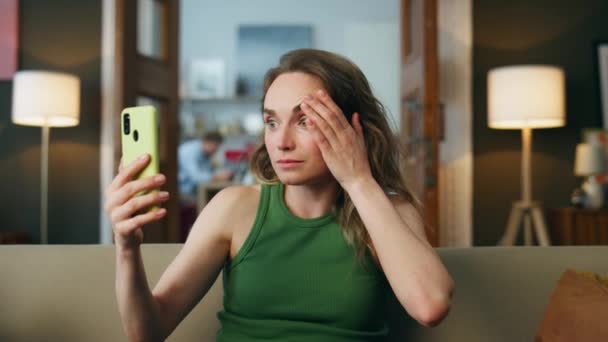 Шокована Жінка Дивиться Мобільний Телефон Вдома Крупним Планом Здивована Жінка — стокове відео