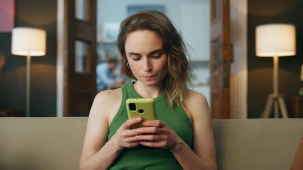 Enfocado Teléfono Inteligente Mensajería Señora Casa Zoom Mujer Seria Creando — Vídeos de Stock