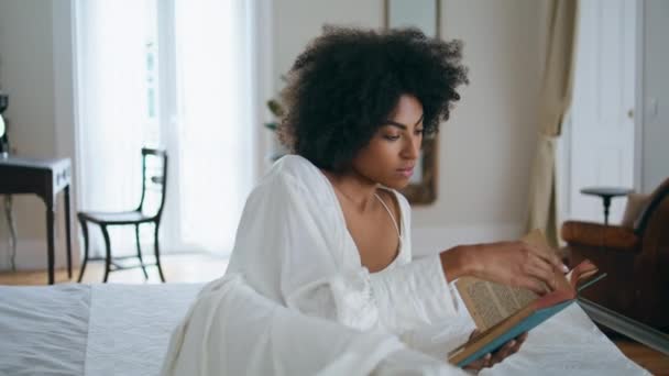 Pokojowa Dziewczyna Czytała Powieść Sama Łóżku Spokojna Afroamerykanka Układająca Sypialnie — Wideo stockowe