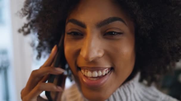 Lachende Mädchen Telefonieren Drinnen Großaufnahme Lächelnde Frau Telefoniert Emotional Der — Stockvideo
