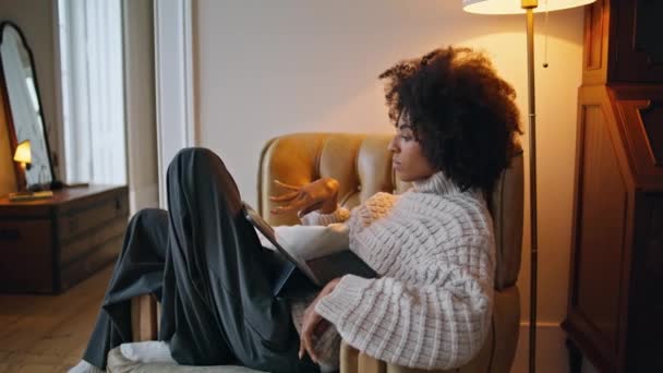 Sakin Bir Kız Evde Ped Ekranı Araklıyor Kıvırcık Saçlı Esmer — Stok video