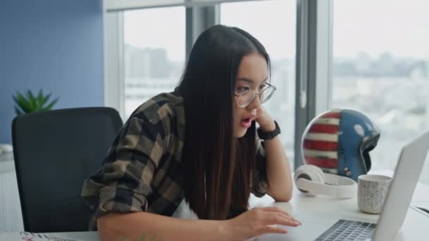 Opgewonden Startuper Verheugen Laptop Kantoor Closeup Een Vrolijke Vrouw Die — Stockvideo