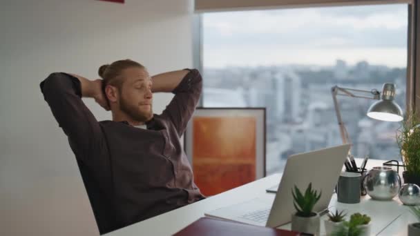 Yorgun Yaratıcı Ofis Kapanışında Mola Veriyor Çok Çalışan Adam Akşam — Stok video