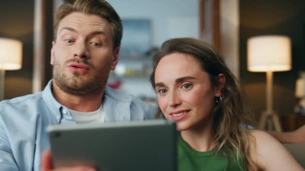 Choqué Couple Regardant Pad Dispositif Numérique Maison Gros Plan Conjoints — Video