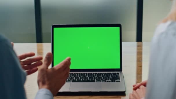 Biznesmen Gestykulujący Dłonie Rozmowie Laptopem Koledzy Nagrywają Chromakey Komputer Zamknięciu — Wideo stockowe