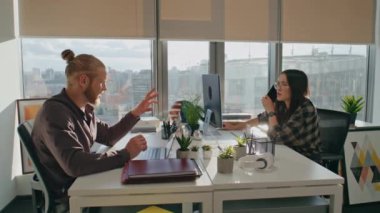 İş yerinde bilgisayarları daktilo eden ciddi meslektaşlarım var. Jest yapan adam, Asyalı kadına büyük pencerede teklif ediyor. Akıllı telefondan arayan meşgul bir kız masadaki klavyeyle mesaj atıyor. Çalışma rutini kavramı