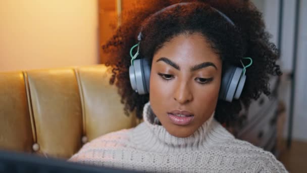 Rahat Kız Tablet Bilgisayarın Posta Odasını Kontrol Ediyor Yakın Plan — Stok video