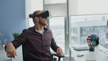 VR öğrencisinin uzak bir iş yerinde el sıkışması. Z jenerasyonu adamı sosyal medya online metaverse platformuna daldı. Akıllı programcı 3D oyunu test ediyor. Gelecek teknolojileri kavramı 